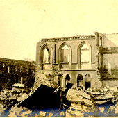 震災で廃墟になった図書館の写真